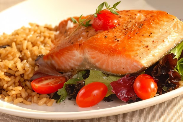 Жареный лосось с салатом из рукколы и черри