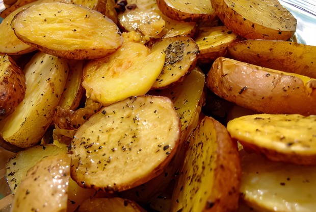 Жареный молодой картофель с чесноком и зеленью