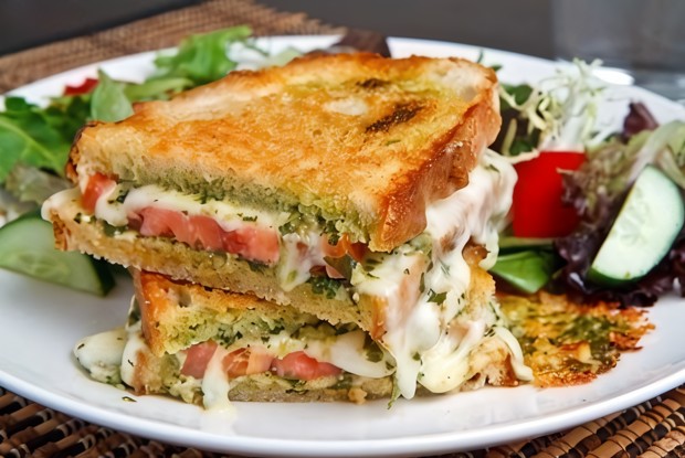 Жареный на гриле сэндвич с капрезе