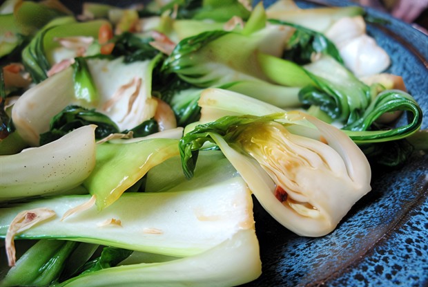 Жареный пак-чой с зеленым луком и имбирем