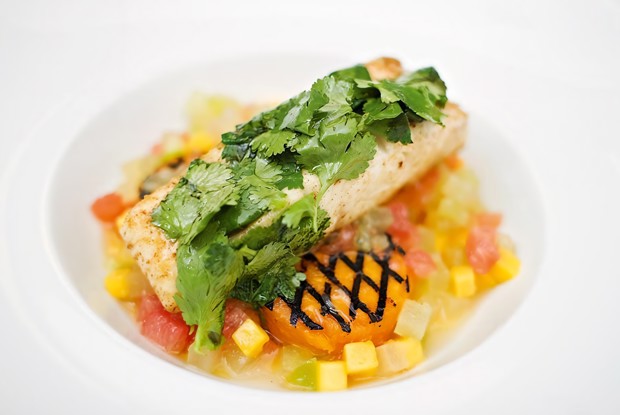 Жареный палтус с фруктами