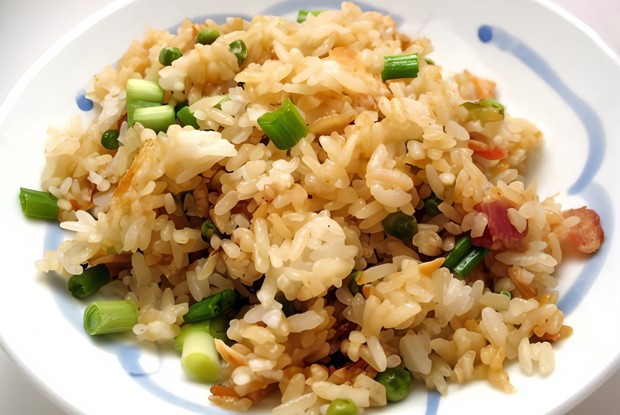Жареный рис с яйцом и беконом
