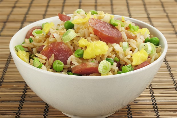 Жареный рис с китайскими сосисками и креветками