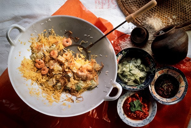 Жареный рис с креветками и овощами