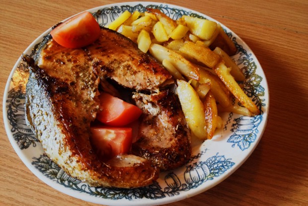 Жареный стейк форели в лимонном маринаде с розмарином