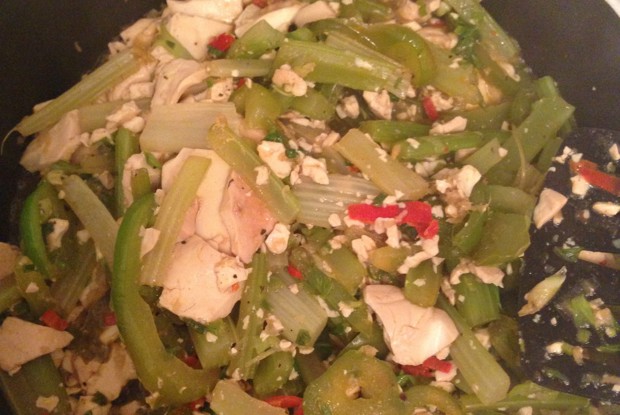 Жареный тофу с сельдереем и болгарским перцем