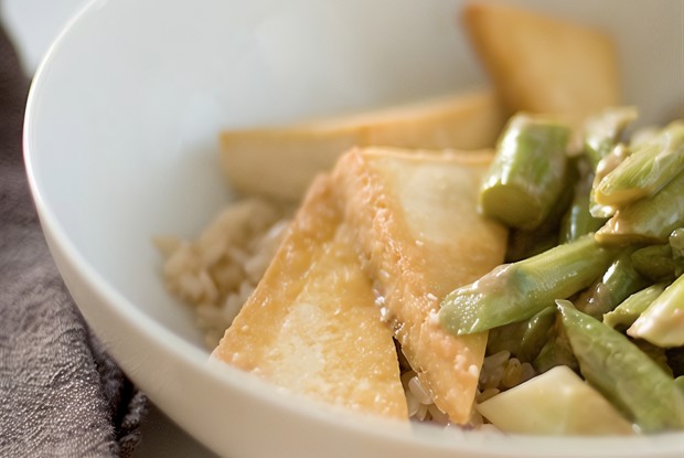 Жареный тофу со спаржей в апельсиновом соусе