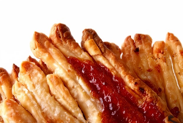 Жареный в тесте камамбер с клюквенным джемом