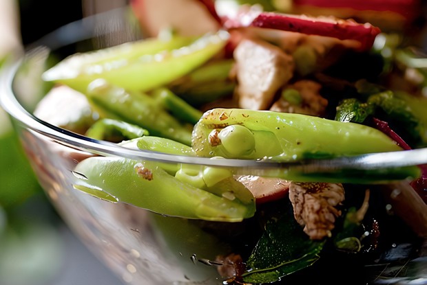 Жареный зеленый горошек с редисом и кешью