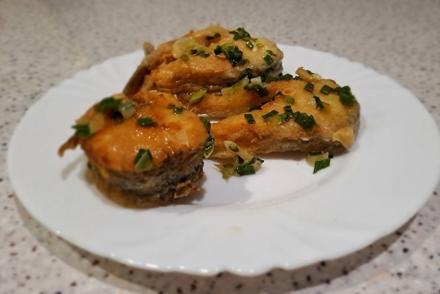 Жареная щука с зеленым луком