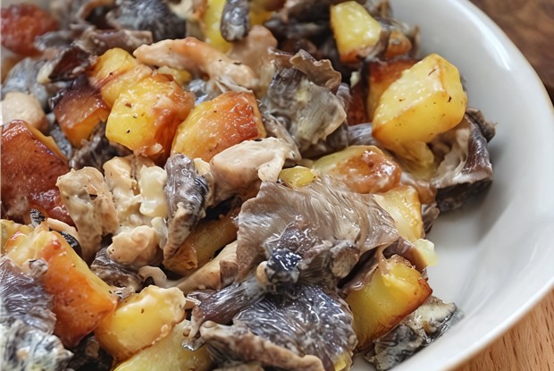 Жаренный картофель с грибами в сливках