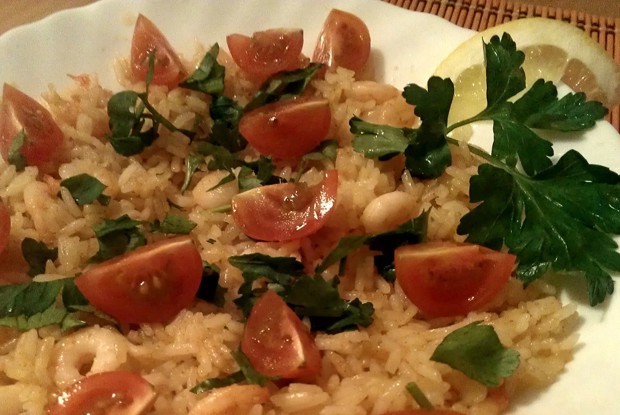 Жаренный рис с креветками и петрушкой