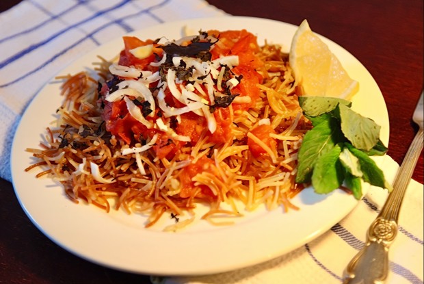 Жареные макароны с томлеными помидорами