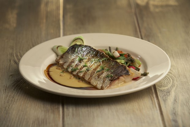 Жареное филе муксуна с теплым овощным салатом и орляком