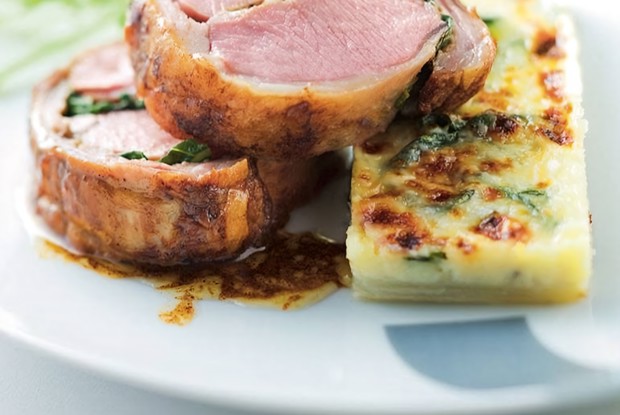 Жареное седло барашка под коркой из пряных трав