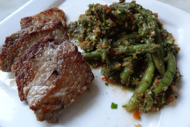 Жареное вымя с теплым салатом из зеленой фасоли
