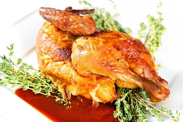 Жареные цыплята с черносливом и тимьяном
