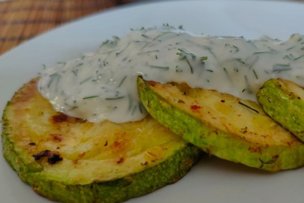 Кабачки обжаренные со сметанно-чесночным соусом