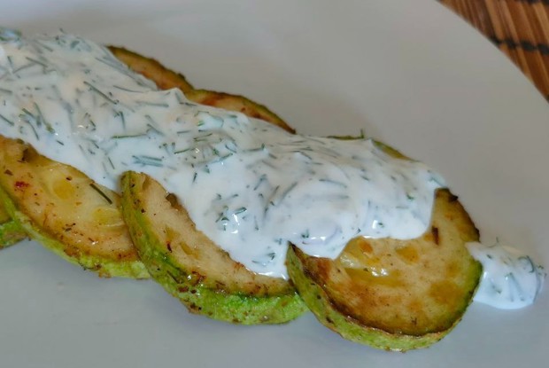 Жареные кабачки со сметанным соусом