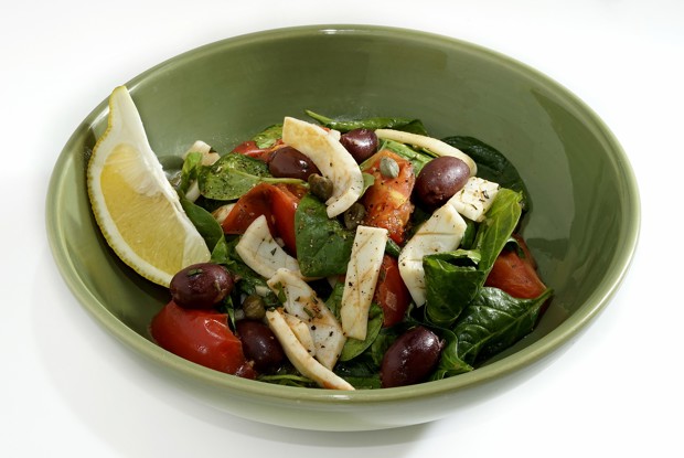 Жаренные с чесноком и маслинами кальмары