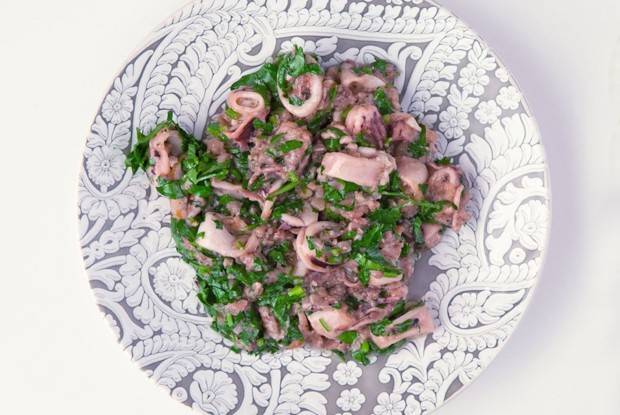 Жареные кальмары с петрушкой и лимоном