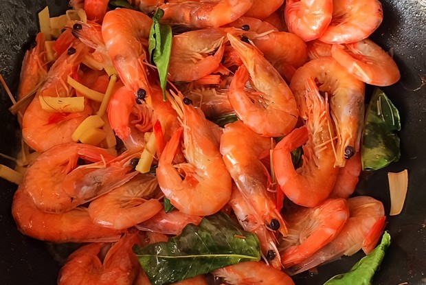 Жареные креветки по-тайски