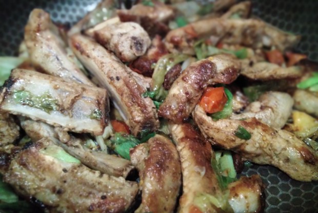 Жареные «ледяные» свиные ребра с помидорами