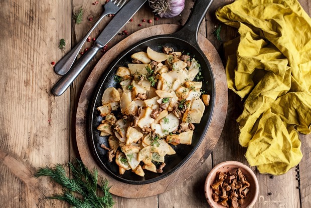 Жареные лисички с картофелем в сметане