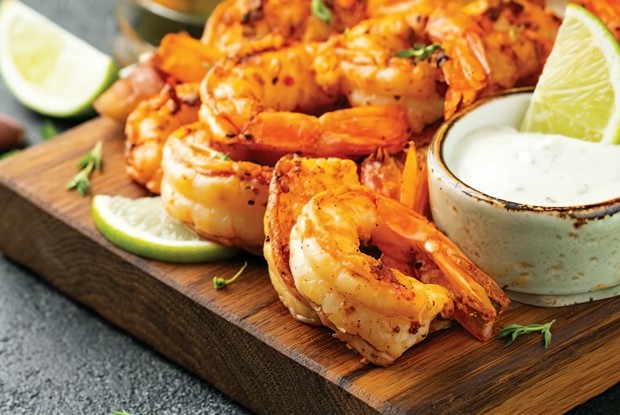 Жареные мурманские креветки в чесночном соусе