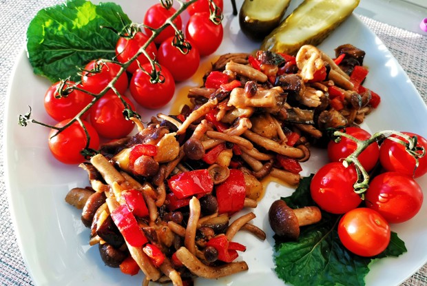 Жареные опята с овощами