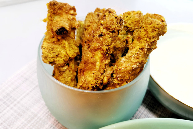 Жареные палочки в кляре из кабачков с чесночным соусом