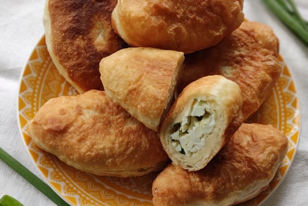 Жареные пирожки с луком и яйцом