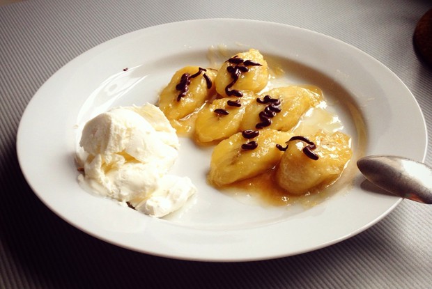 Жареный банан с ромовым соусом и темным шоколадом