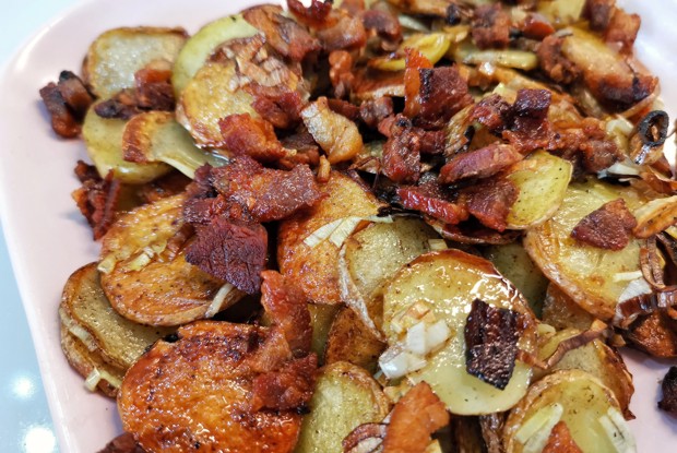 Жареный чесночный картофель со шкварками