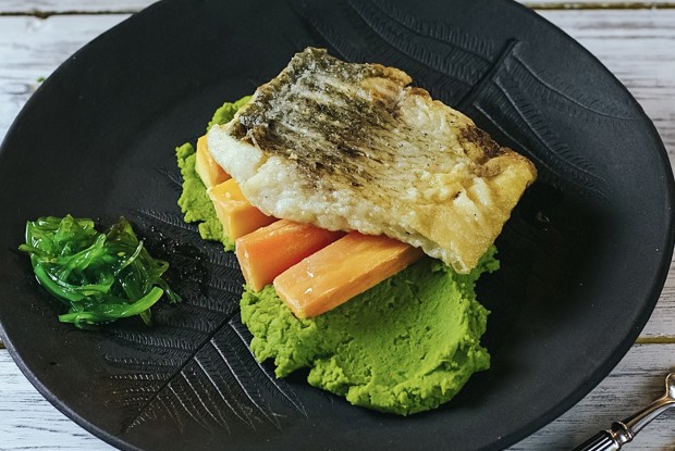 Жареный чир с гороховым пюре