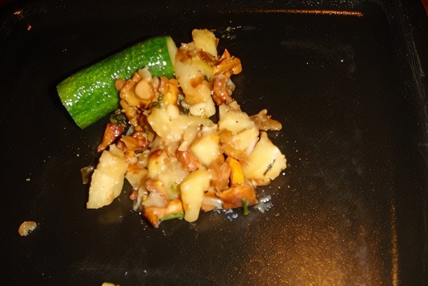 Жареный картофель с лисичками и луком