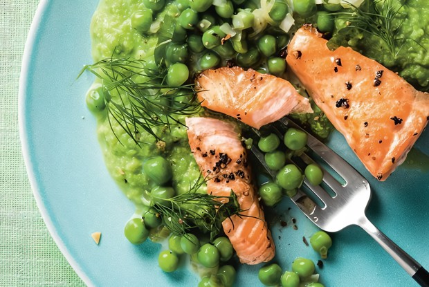 Жареный лосось с гороховым пюре