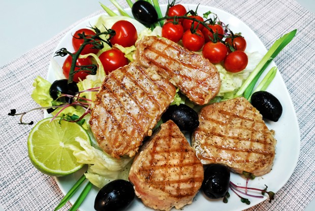 Жареный стейк из тунца