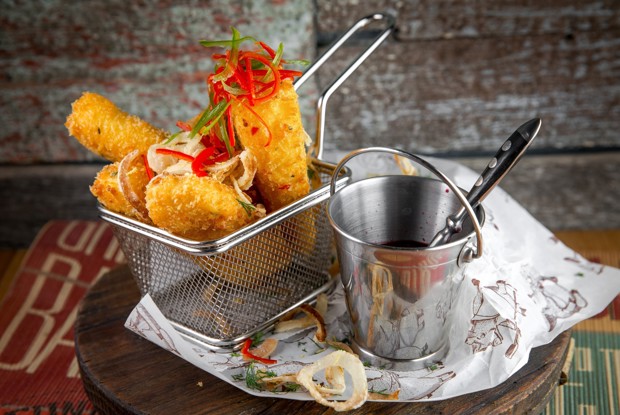 Жареный сулугуни с брусничным соусом от Funny Cabany