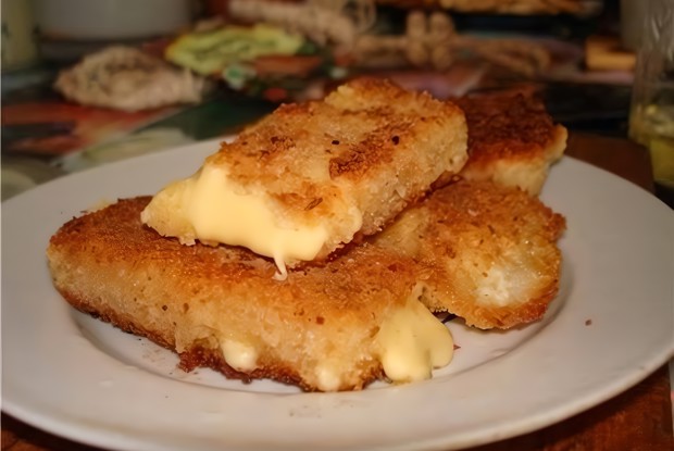 Жареный сулугуни с острой шпинатной пастой