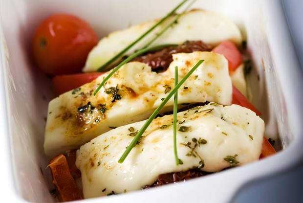 Жареный сыр халлуоми с заправкой из лайма и каперсов