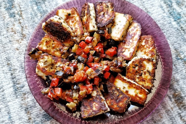 Жареный сыр халуми с пряными овощами