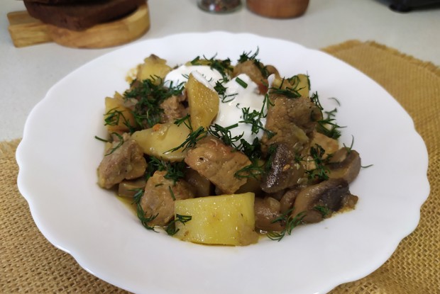 Жаркое со свининой и грибами