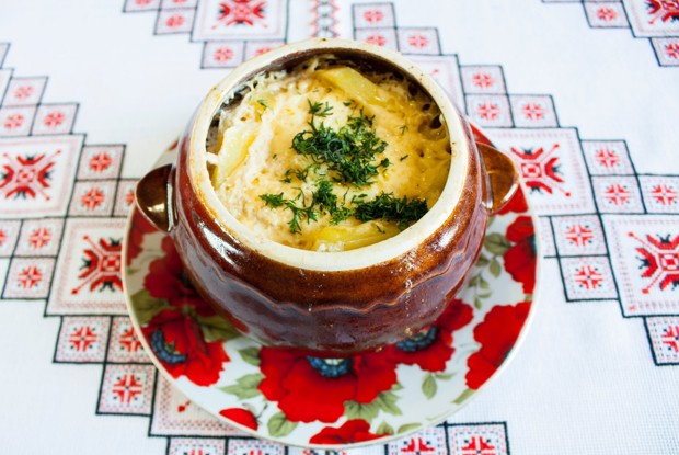 Жаркое в сметанном соусе в горшочках