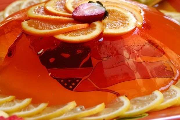 Желе из белой сангрии с фруктами