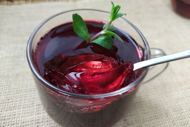 Желе из каркаде с виноградом