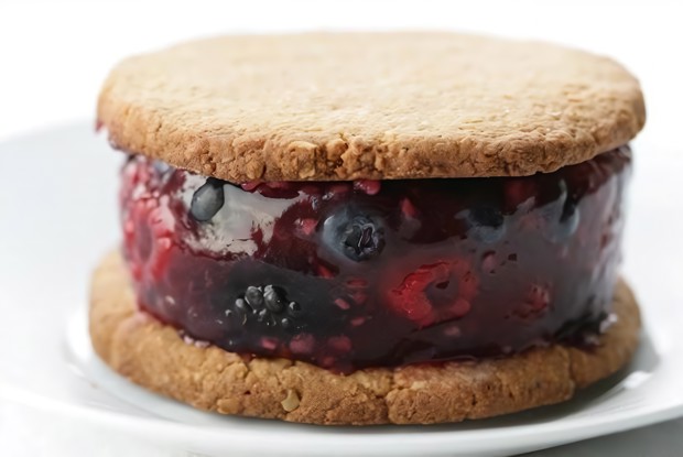 Желе из ягод в кокосовом печенье