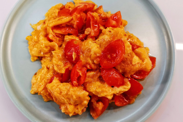 Желтковый скрэмбл с сыром и помидорами