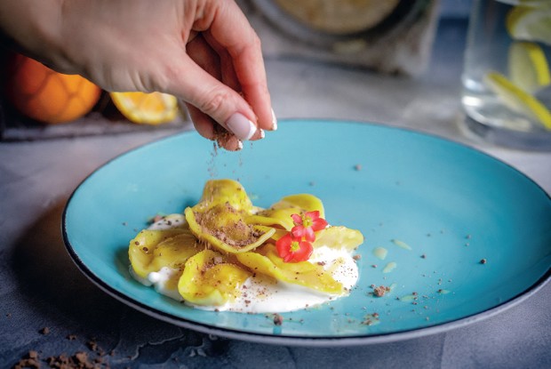 Желтые вареники с пряным бататом