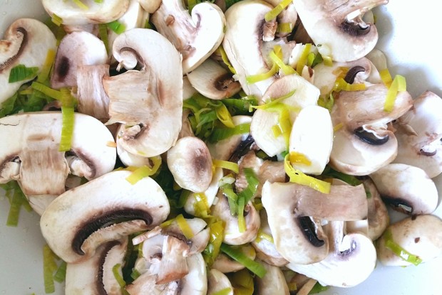 Жюльен с пореем и грибами в соусе бешамель